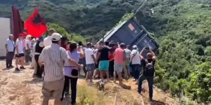(ВИДЕО) „АЛБАНИЈА НЕ Е НА ПРОДАЖБА“: Илјадници граѓани ги срушија оградите на спорниот луксузен ресорт