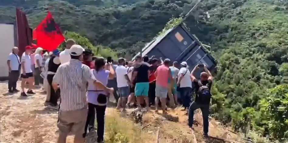 (ВИДЕО) „АЛБАНИЈА НЕ Е НА ПРОДАЖБА“: Илјадници граѓани ги срушија оградите на спорниот луксузен ресорт