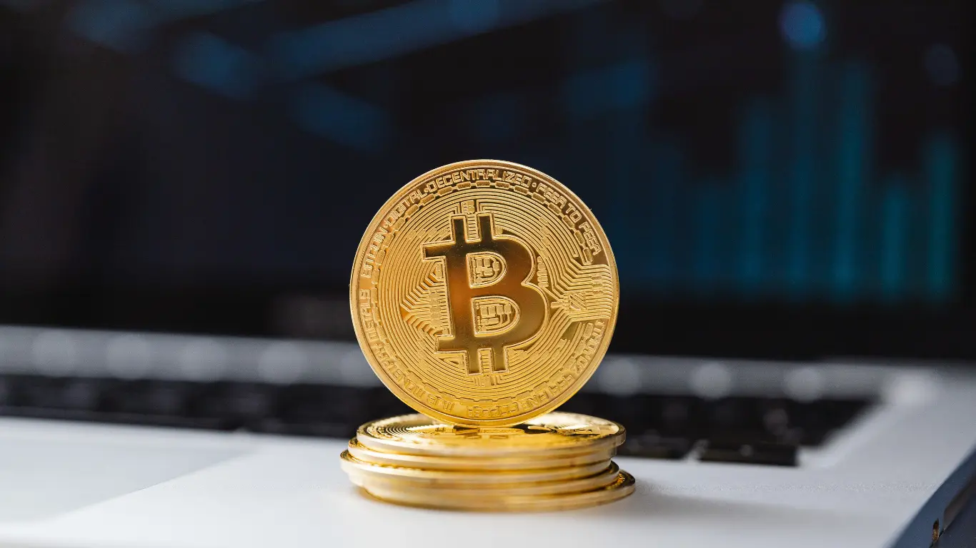БИТКОИНОТ ПАДНА ПОД 60.000 ДОЛАРИ: ИНВЕСТИТОРИТЕ СЕ ПОВЛЕКУВААТ ОД РИЗИЧНИ ВЛОЖУВАЊА