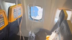 (ВИДЕО) ПАНИКА ВО АВИОН НА РАЈАНЕР КОЈ ПОЛЕТАЛ ОД СОЛУН: Се скршил прозорец, за малку избегната трагедија