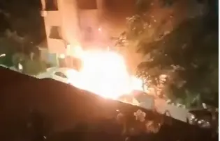 (ВИДЕО) ДВЕ ВОЗИЛА УНИШТЕНИ: Пожар избувна утринава на улицата „Џон Кенеди“ во Чаир