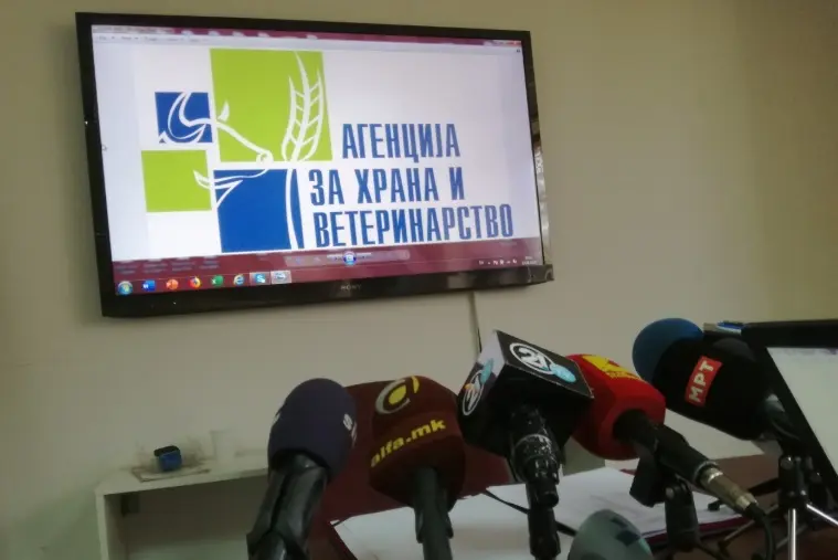ПРОДОЛЖУВААТ КОНТРОЛИТЕ ВО ГОСТИВАР: АХВ зема нови мостри, забраната за водата останува во сила