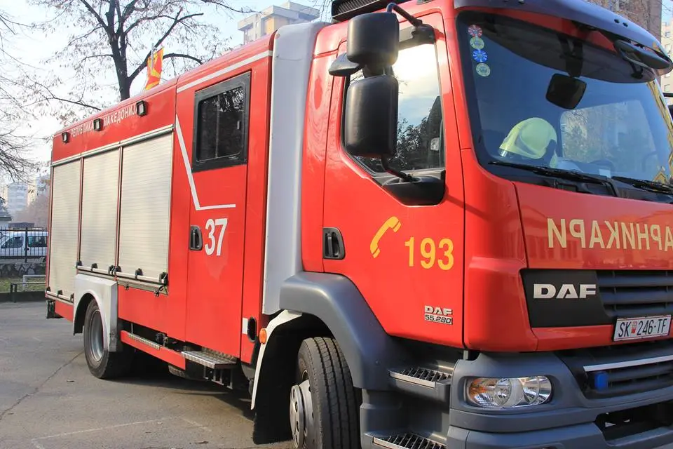 ПОЖАР ВО СТРУМИЦА: Десет пожарникари спречија огнот да се прошири кон соседните куќи
