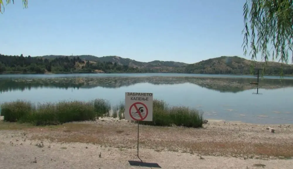 ОПАСНОСТ ВО ЕЗЕРОТО „МЛАДОСТ“: Водата не смее да се користи за капење
