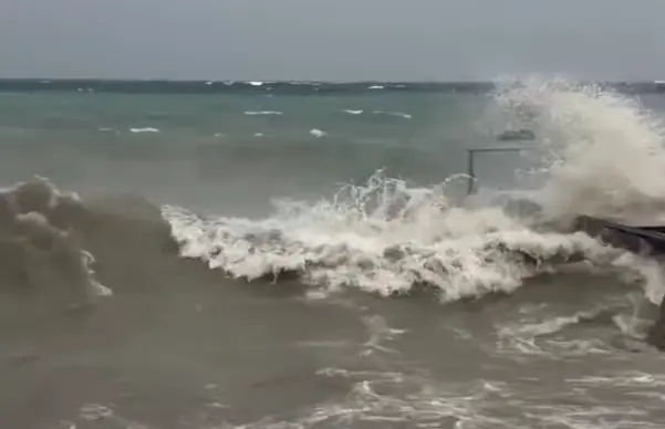 (ВИДЕО) ГОЛЕМИ БРАНОВИ ВО ОХРИД: Невремето го разбранува езерото