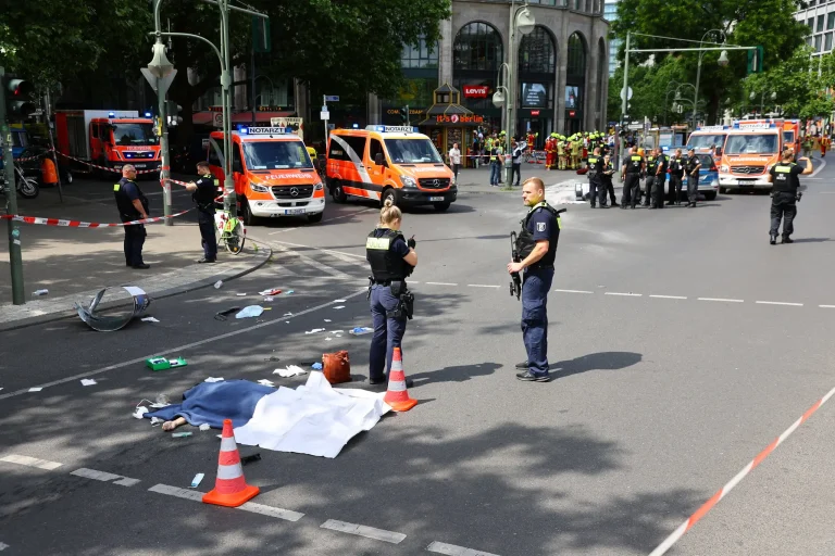 АВТОМОБИЛ ВЛЕТА ВО ТОЛПА ВО БЕРЛИН: Една жена загина, 16 лица се повредени