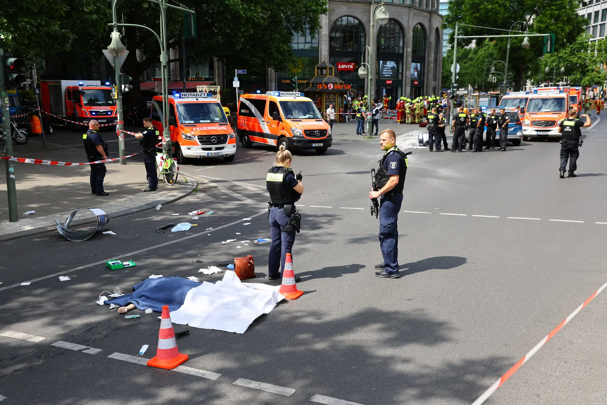 АВТОМОБИЛ ВЛЕТА ВО ТОЛПА ВО БЕРЛИН: Една жена загина, 16 лица се повредени