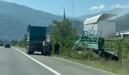 ВИДЕО - ИЗЛЕТА КАМИОН НА АВТОПАТОТ СКОПЈЕ – ТЕТОВО, Полицијата врши увид