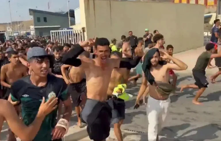 ВИДЕО – ХАОС НА ГРАНИЦАТА: Илјадници мигранти од Мароко влегоа во шпанската Сеута
