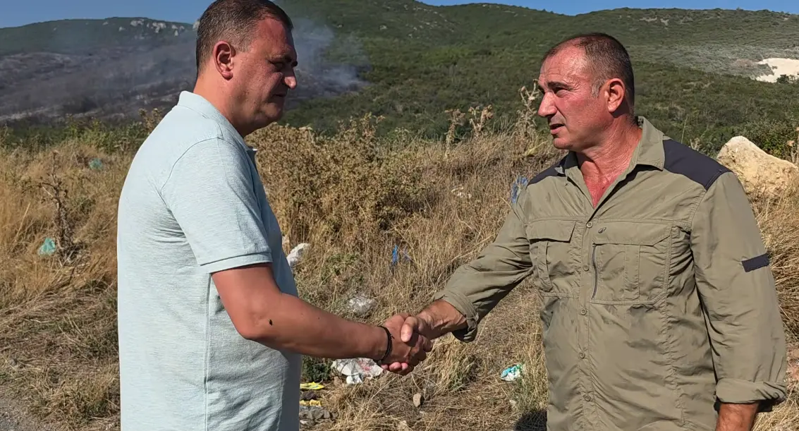 ВИДЕО | ГОРИ ВО ВАЛАНДОВСКО: Пожарот се проширил од депонијата, интервенираа два „ер трактори“