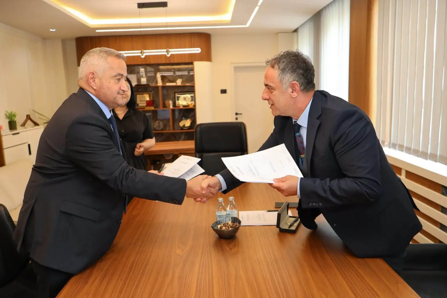 ПРИМОПРЕДАВАЊЕ ВО МИНИСТЕРСТВОТО ЗА ЗДРАВСТВО: Азир Алиу му ја предаде функцијата на Сашо Клековски