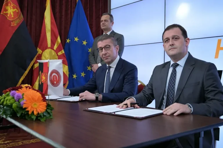 (ВИДЕО) МНОЗИНСТВОТО СЕ ЗГОЛЕМУВА: Демократската партија на Турците се приклучи кон коалицијата на ВМРО-ДПМНЕ, сега бројат 59 пратеници