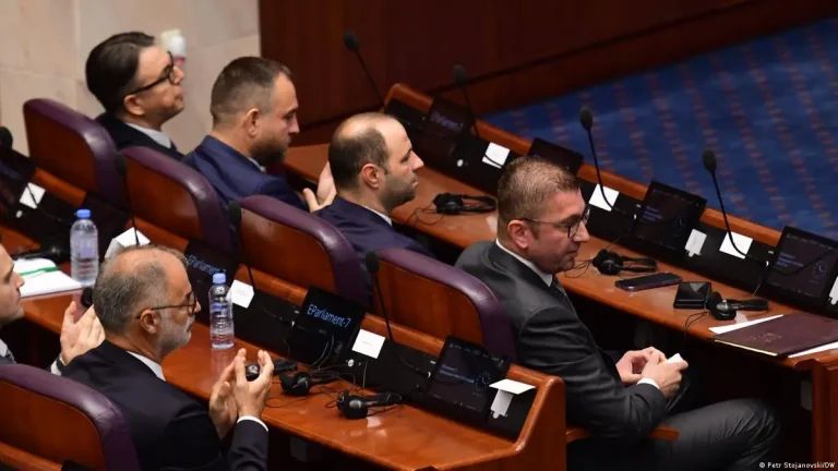 (ВИДЕО-СЕДНИЦА) ПЦОВКИ И НАВРЕДИ ВО СОБРАНИЕТО: СДСМ бара извинување од Мицкоски и Стоиљковиќ