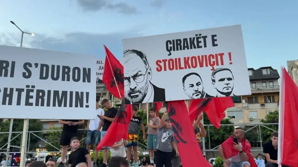 (ВИДЕО) СИНОЌА ТЕНЗИЧНО ПРЕД ОПШТИНА ТЕТОВО: Од протестот ечеше „УЧК“, поставени банери пред зградата