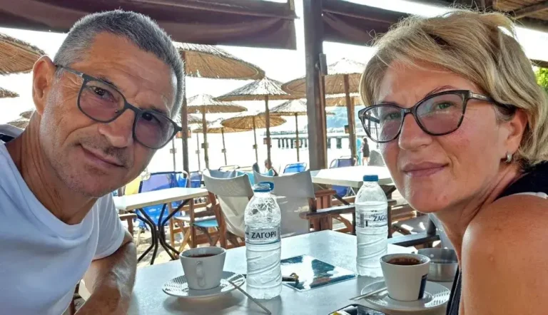 Светлана Грковиќ раскажа како го држела сопругот за нозете за да не излета низ оштетениот прозорец на авионот на „Рајанер“.