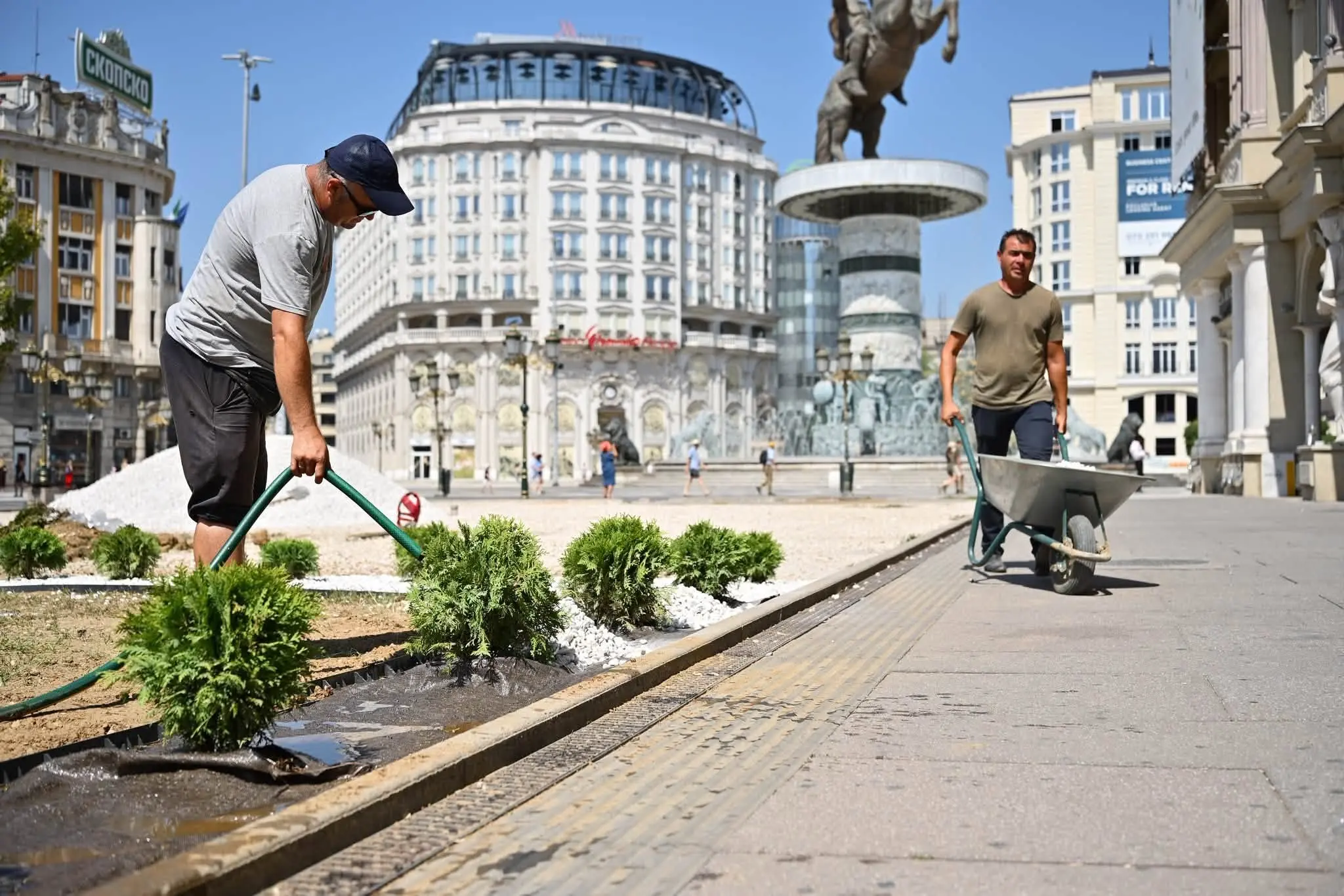 ЗАПУШТЕНИОТ ТРЕВНИК НА ПЛОШТАД „МАКЕДОНИЈА“ СТАНУВА МАЛА ЗЕЛЕНА ОАЗА: Ѓорѓиевски сподели слики од уредениот простор