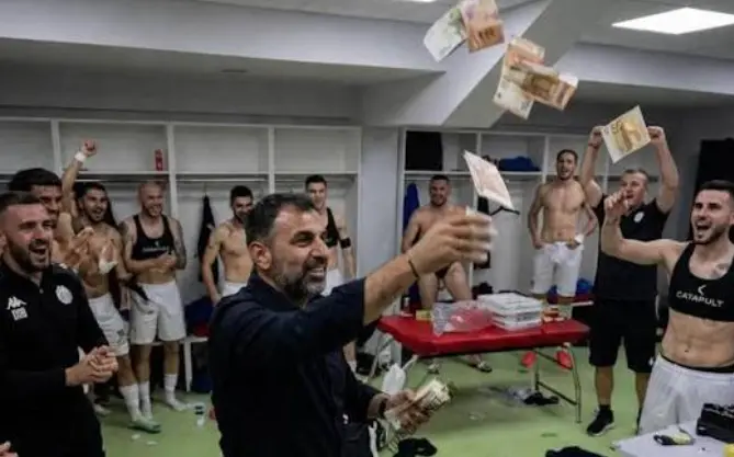 (ВИДЕО) „ВАШИ СЕ 500.000 ЕВРА АКО ГО ЕЛИМИНИРАТЕ ПРОТИВНИКОТ“: Претседател на клуб од Албанија влегол со вреќа пари во соблекувалната