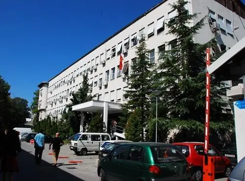 НЕ МОЖЕ ДА ОДИ ПО ПОРОДУВАЊЕТО: Ќе се проверува лекувањето на младата пациентка