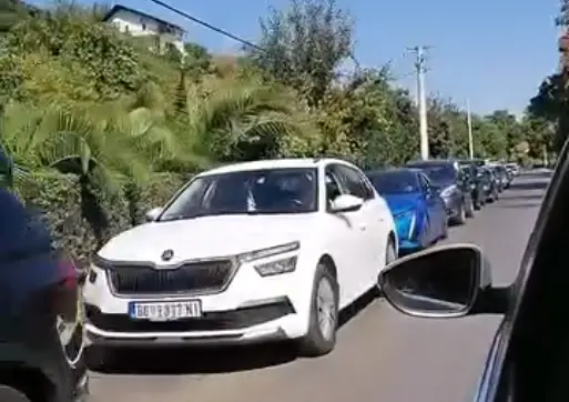 (ВИДЕО) СТРАШНИ ГУЖВИ: Колона од четири километри, со часови се чека за влез во Грција