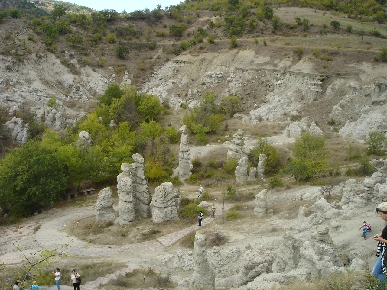 ПРИТВОР ЗА „ГАЗДАРИЦАТА“ НА КАМЕНИТЕ КУКЛИ: Незаконски наплаќала влезници, па нападнала полицајци