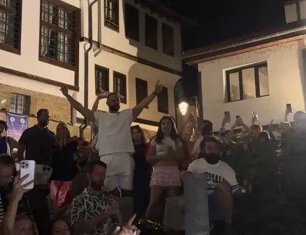 (ВИДЕО) „БИСЕР БАЛКАНСКИ“ ЕЧЕШЕ НА ПОЛНОЌ: Млади улични артисти ја распеаја охридската чаршија