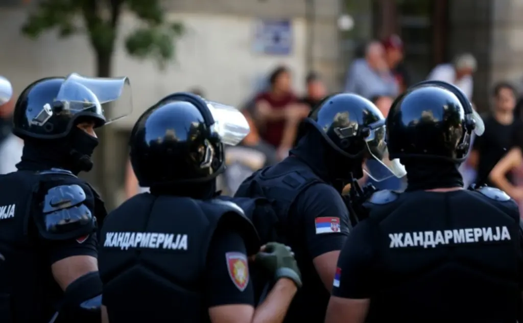 ЕКСПЛОЗИЈА ВО БЕЛГРАД: Рачна бомба фрлена кон тераса, оштетени автомобили и локали