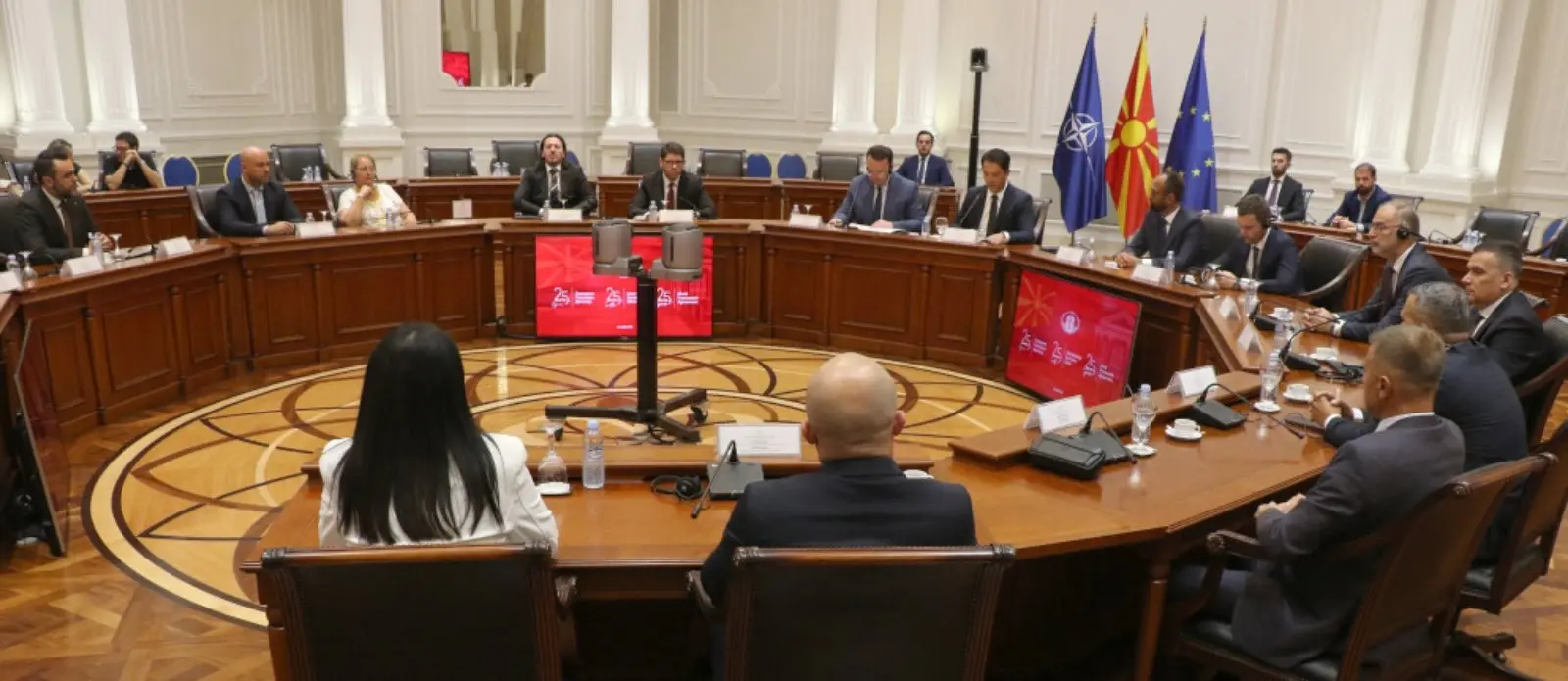 МИЦКОСКИ ЈА ОДБЕЛЕЖА 25-ГОДИШНИНАТА ОД ОХРИДСКИОТ ДОГОВОР: Владата одржа свечена седница