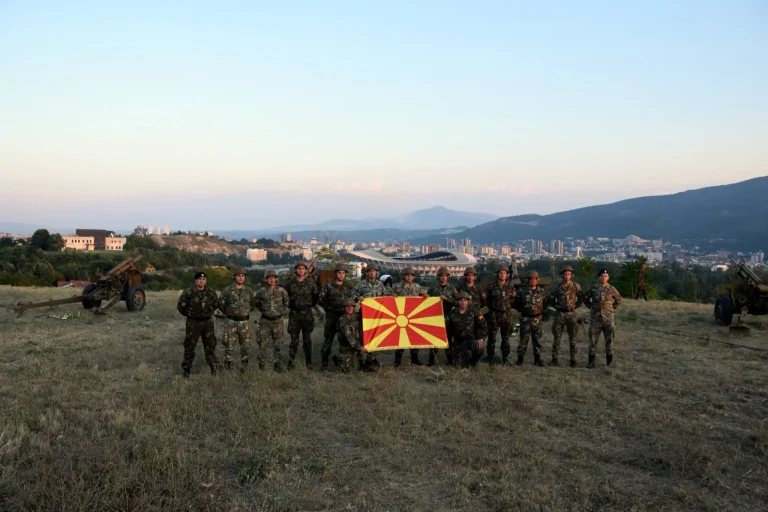 (ГАЛЕРИЈА) 34 ГОДИНИ АРМИЈА НА МАКЕДОНИЈА: Почесна артилериска стрелба во чест на Денот на Армијата