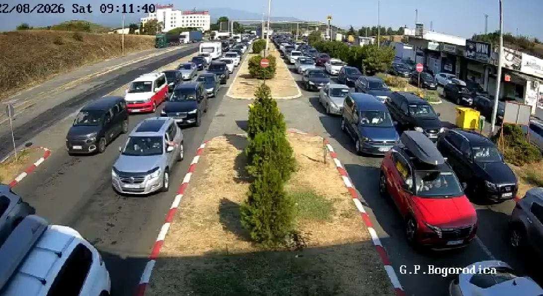 (ВИДЕО) Долги колони на Богородица, се чека околу два часа за влез во Грција