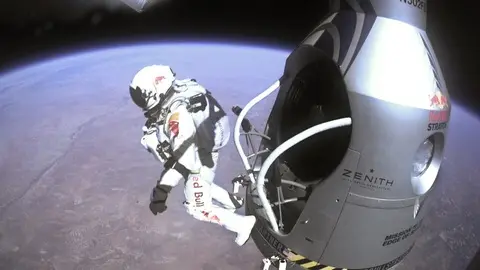 (ВИДЕО) СРУШЕН СВЕТСКИОТ РЕКОРД ЗА НАЈВИСОК ПАДОБРАНСКИ СКОК: Сергеј Бојцов скокна од 11,5 километри над Русија