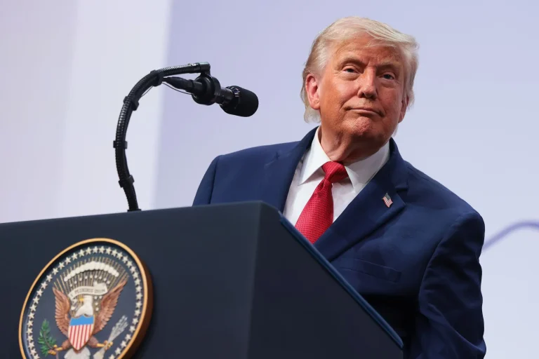 ТРАМП НАЈАВИ ЦАРИНИ ОД 50 ОТСТО ЗА КАНАДСКИТЕ АВТОМОБИЛИ: Нови мерки од 1 јануари