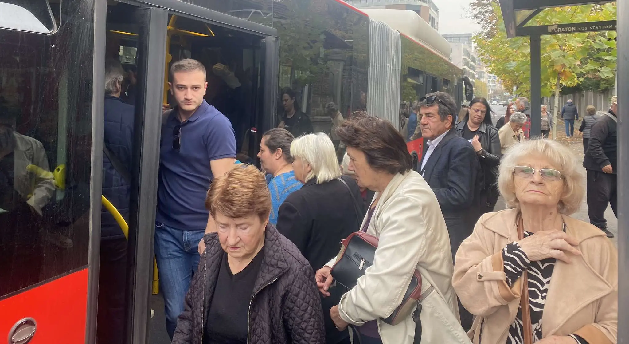 Инцидент во автобус на ЈСП: Жена нападната од друга патничка