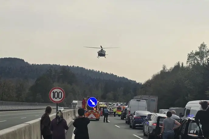 (ВИДЕО) Тројца Македонци загинаа во тешка сообраќајка во Словенија: Двајца се борат за живот