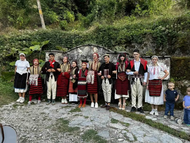 Во носии и оро во Гари: Младите ја чуваат традицијата на Мијачијата