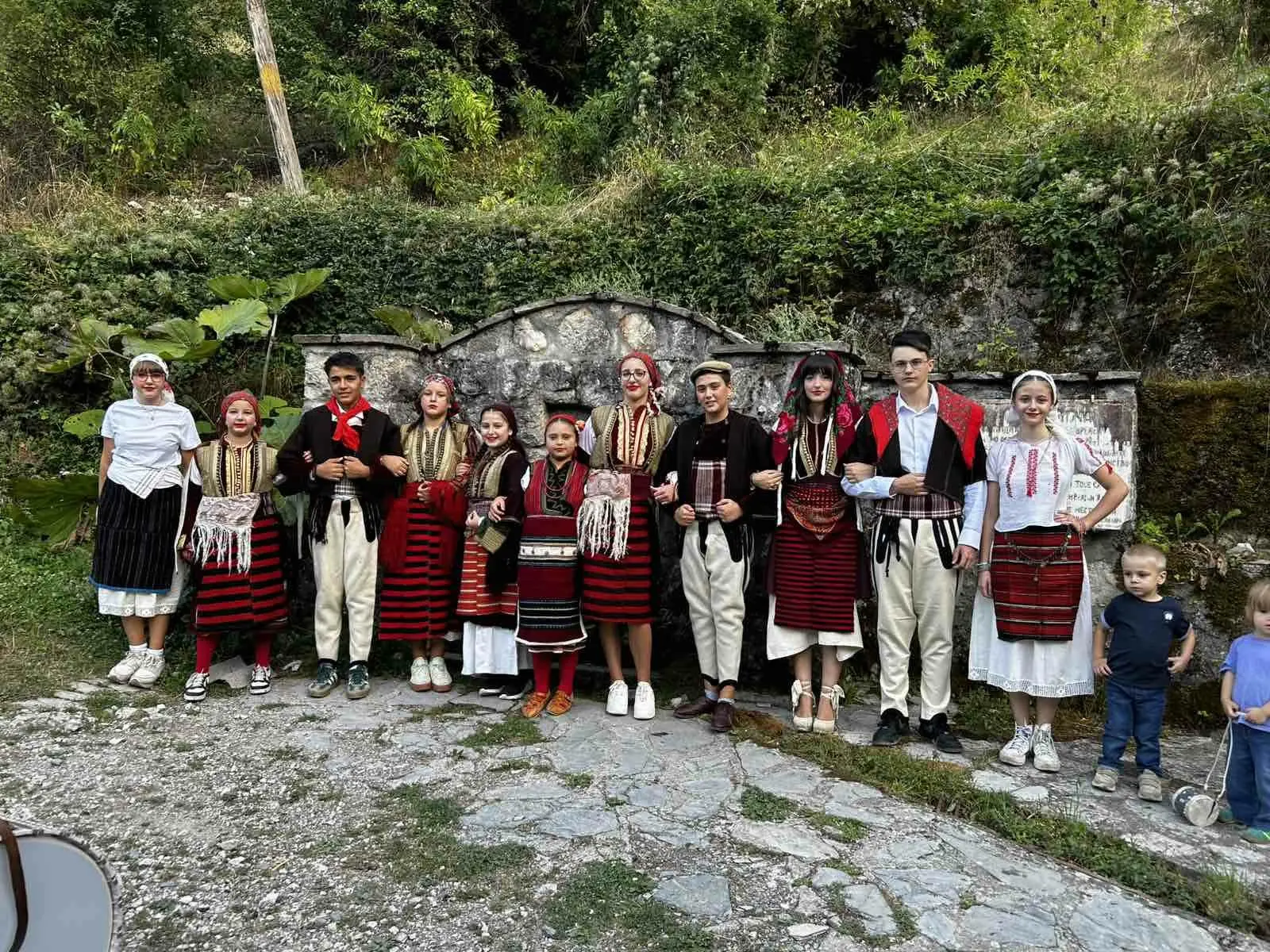 Во носии и оро во Гари: Младите ја чуваат традицијата на Мијачијата