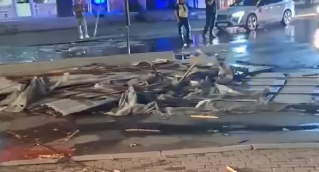 (ВИДЕО) СИЛНО НЕВРЕМЕ ВО КУМАНОВО: Летаат лимови од згради, падната бандера на булевар