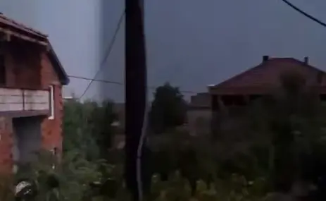 (ВИДЕО) СИЛНО НЕВРЕМЕ ВО КОЧАНИ: Дожд, грмежи и силен ветер