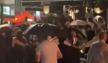 (ВИДЕО) НИ НЕВРЕМЕТО НЕ ГИ СПРЕЧИ БЕРОВЧАНИ: Оро се игра на дожд во центарот до раните утрински часови - вака изгледа Берово во 2 часот по полноќ!