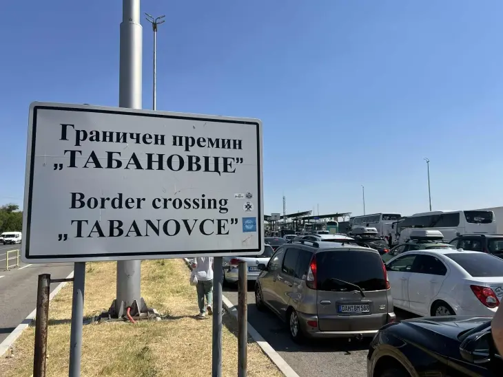 ГОЛЕМИ ГУЖВИ НА ГРАНИЦАТА: На Тabaновце и Блаце се чека до еден час за излез од Македонија