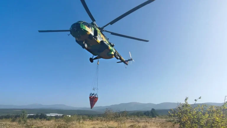 (ВИДЕО) ХЕЛИКОПТЕР НА АРМИЈАТА ФРЛИ 28 ТОНИ ВОДА: Три часа траеше борбата со пожарот на Пелистер