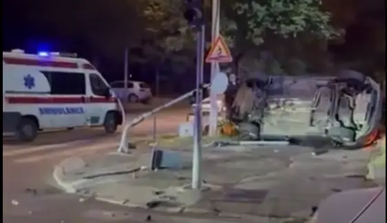 (ВИДЕО) НЕВЕРОЈАТНА НЕСРЕЌА ВО БЕЛГРАД: Девојка „покосила“ столбови, канти и два семафори, па за среќа останала неповредена