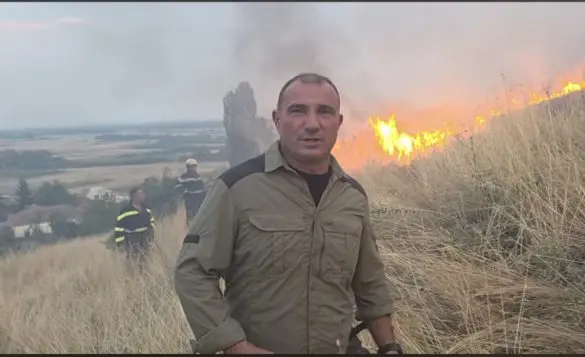 ПОЖАРОТ ДОЈДЕ ДО КУЌИТЕ: Огнена линија долга неколку километри во битолско Лозани