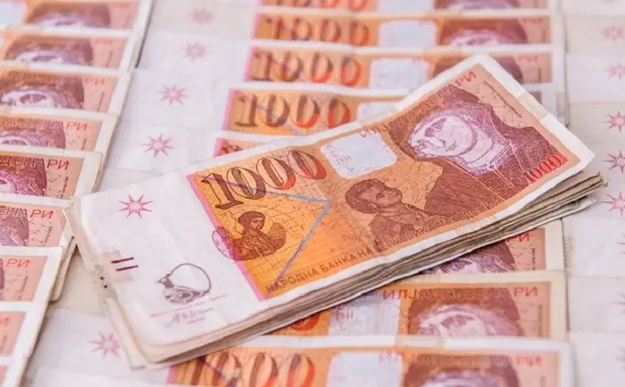 Вработен во банка си повлекол 2900 евра од 91-годишен клиент