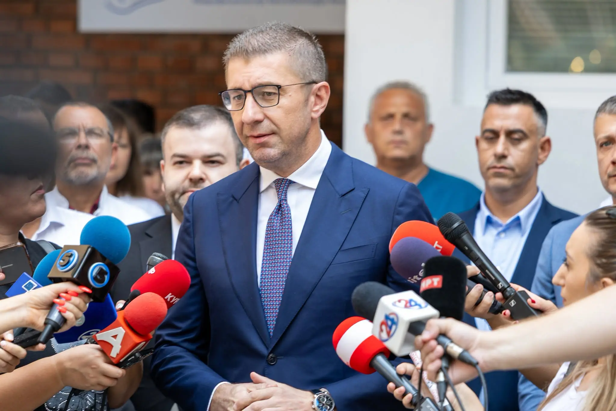 МИЦКОСКИ ГИ ПОВИКА СИТЕ ОПШТИНИ ДА ГО СЛЕДАТ ПРИМЕРОТ НА ГАЗИ БАБА: Химната треба да се интонира во училиштата