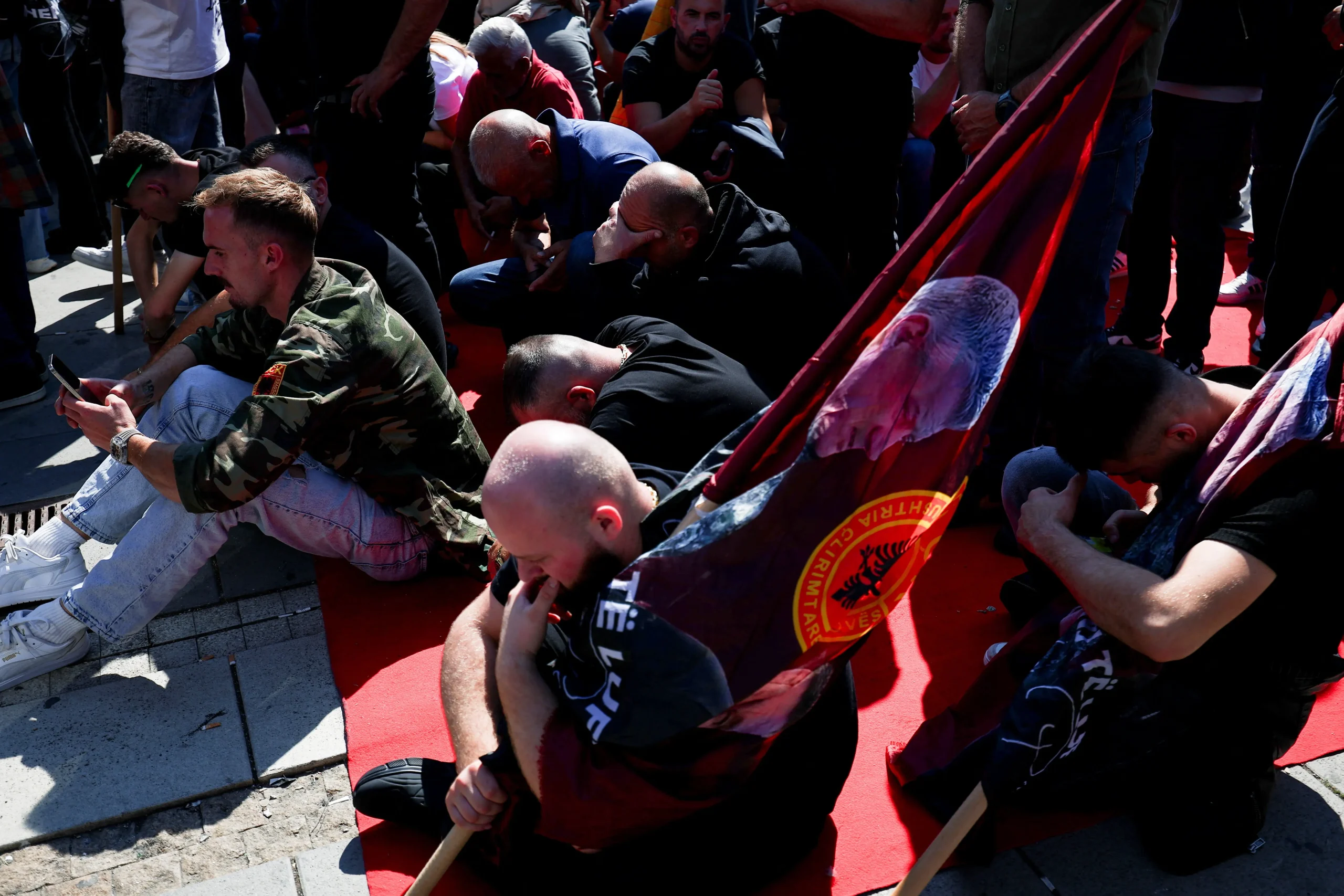 ПРИШТИНА ВО СОЛЗИ ПО ПРЕСУДАТА: Со плачење и свирежи беше дочекана одлуката за долгогодишен затвор на лидерите на УЧК