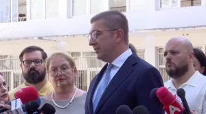 (ВИДЕО) „НЕКА ЗНАЕЊЕТО ВЕ ВОДИ КОН ИДНИНАТА“: Мицкоски со порака за првиот училишен ден
