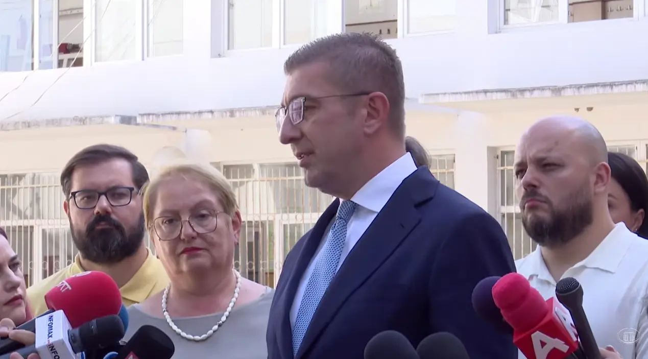 (ВИДЕО) „НЕКА ЗНАЕЊЕТО ВЕ ВОДИ КОН ИДНИНАТА“: Мицкоски со порака за првиот училишен ден