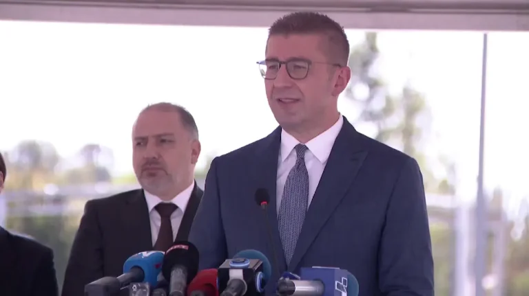 (ВИДЕО) „СУМ БИЛ СВИЊА И ЌЕ МЕ КОЛЕЛ НА ПЛОШТАД“: Мицкоски откри какви закани добивал од жителот на Черкези