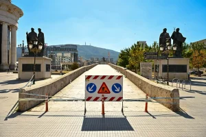 КАМЕНИОТ МОСТ ДОБИВА НОВ СЈАЈ СО СОВРЕМЕНО ОСВЕТЛУВАЊЕ И САНАЦИЈА - затворен е за пешаци додека трае реконструкцијата