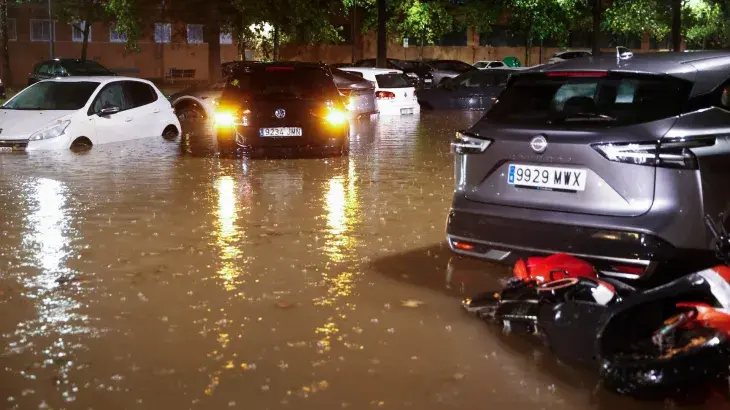 (ВИДЕО) НЕВРЕМЕ ВО ВАЛЕНСИЈА: Обилни дождови предизвикаа поплави